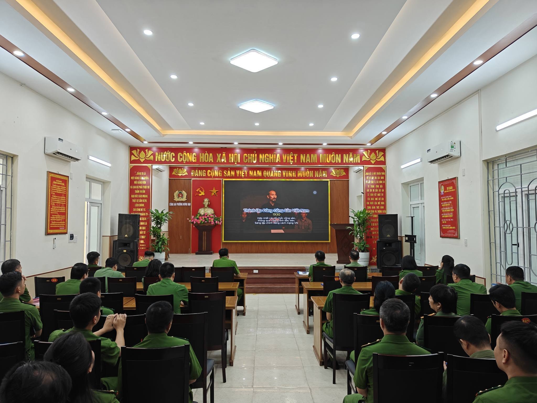 Công an phường Hưng Đạo tổ chức sinh hoạt chính trị kỷ niệm 136 năm Ngày sinh Chủ tịch Hồ Chí Minh